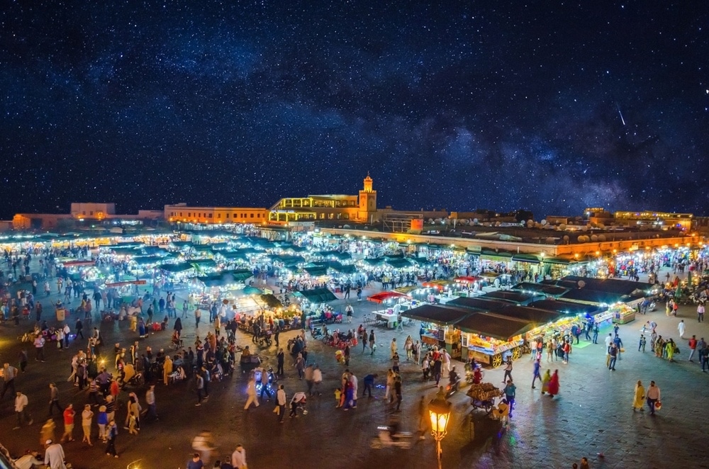Plac Jemaa el-Fna w Marrakeszu wieczorem