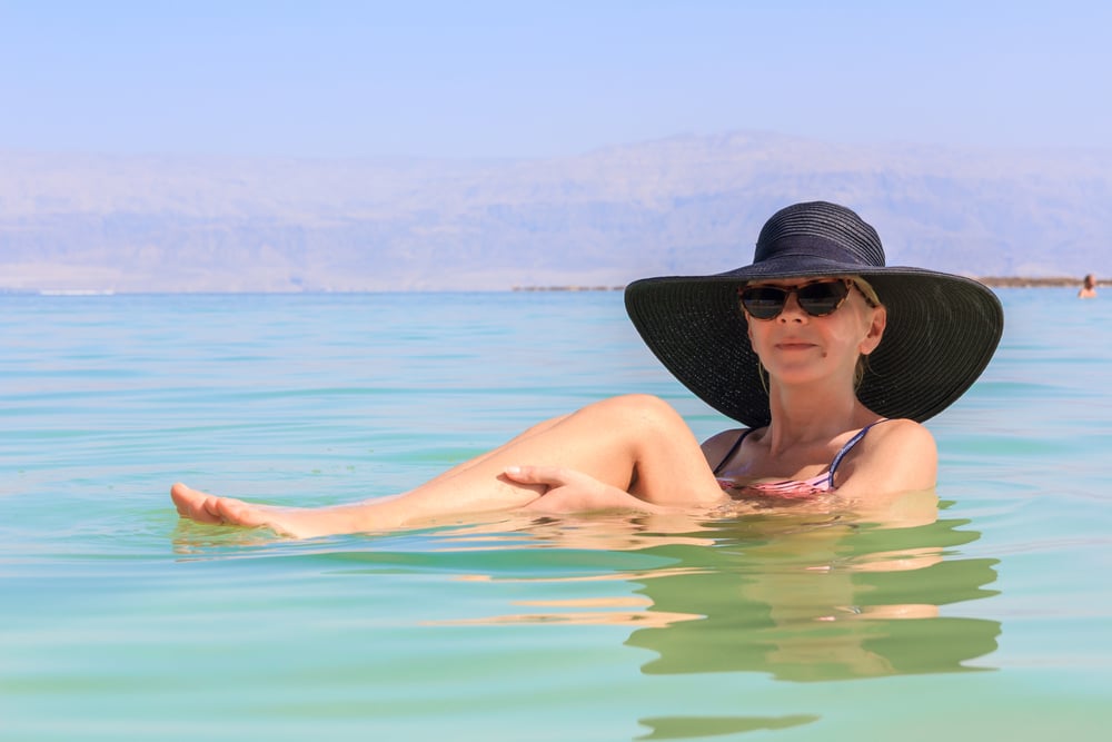 Kąpiel w Morzu Martwym podczas wyjazdu firmowego do Jordanii.