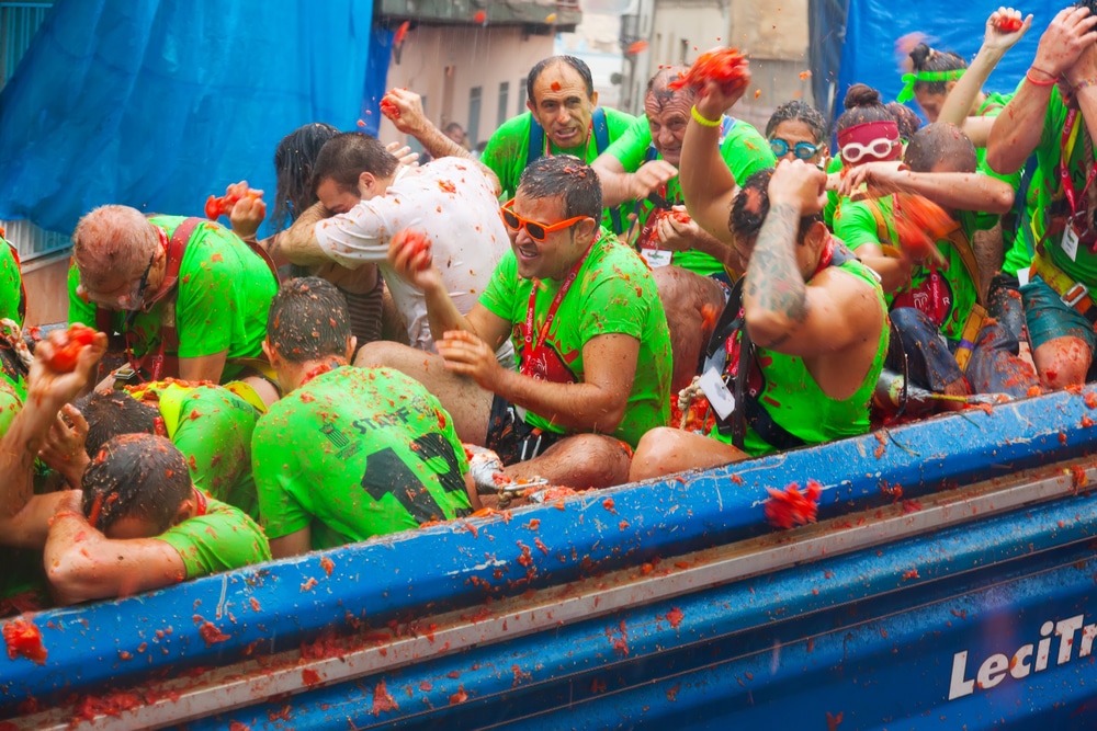 BUNOL, SPAIN - AUGUST 28_ Tomatina festival in August 28, 2013 in Bunol, Spain. Fighters in truck with tomatoes - Obraz