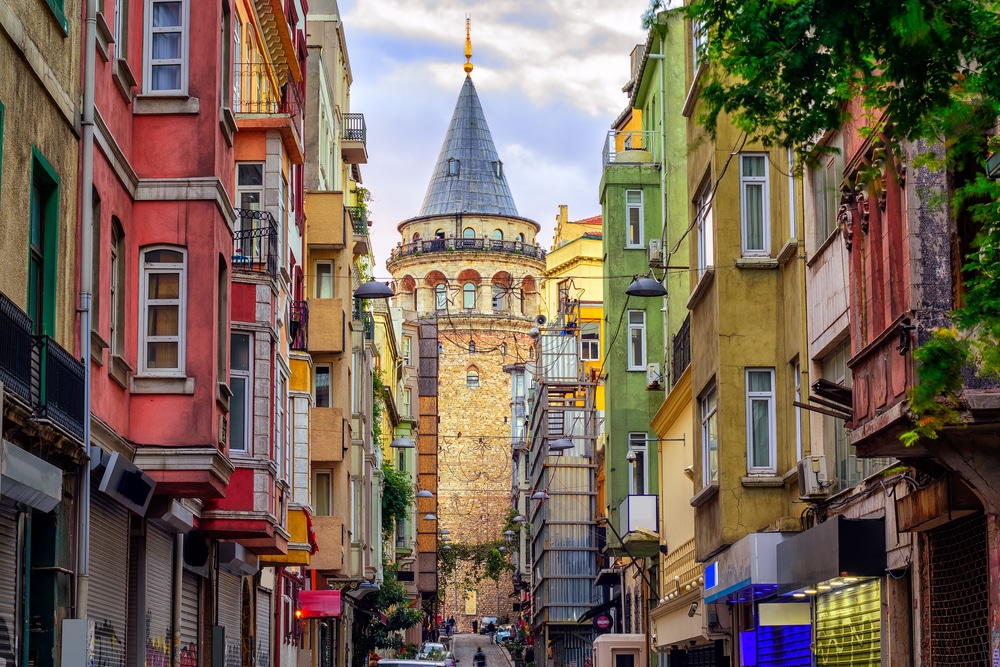 Kolorowe kamienice przy ulicy prowadzącej do wieży Galata