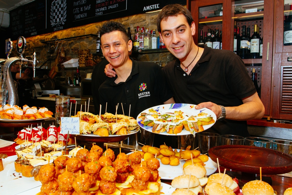 Pintxos na ladzie baru i gospodarze za kontuarem