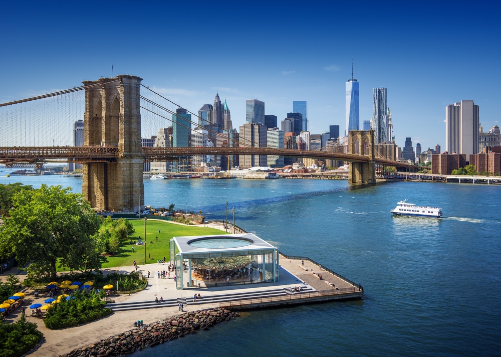 Brooklyn Bridge i panorama Manhattanu widziane znad East River