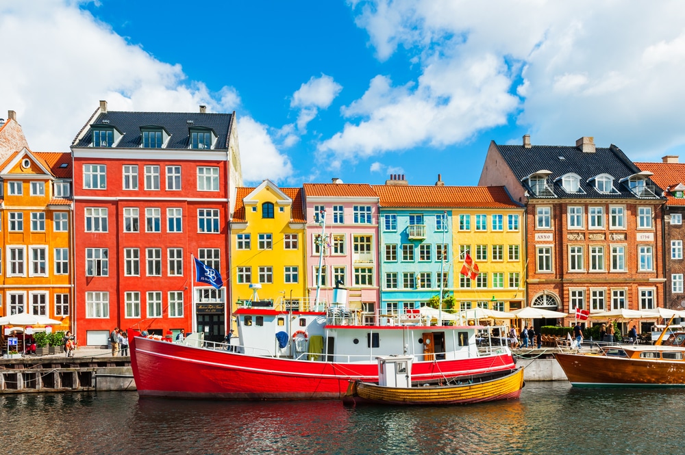 Kolorowe kamienice i łodzie w kopenhaskim Nyhavn