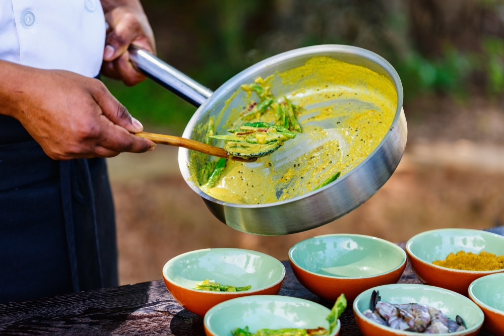 Przygotowywanie curry z przyprawami w kuchni
