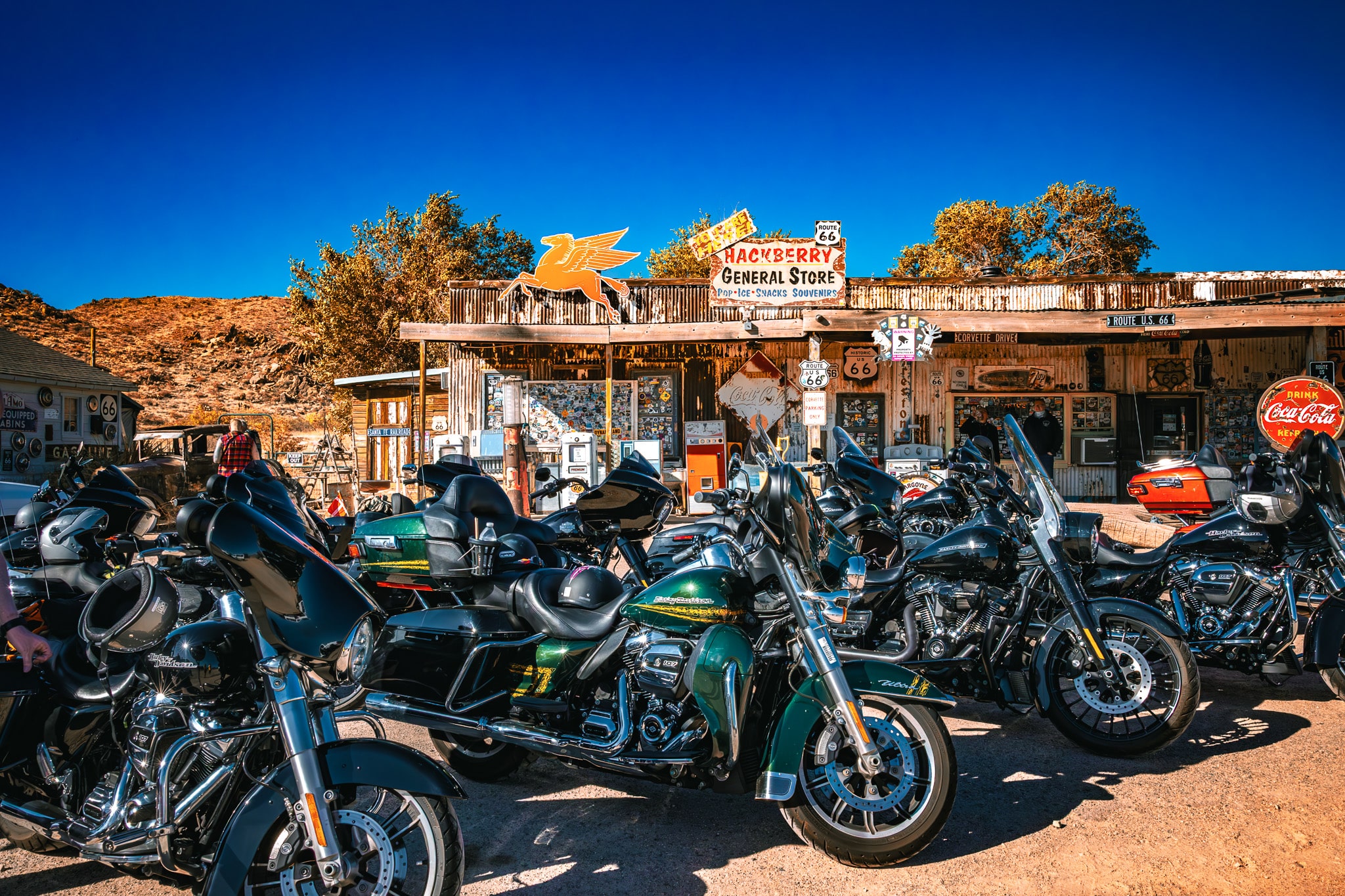 Motocykle przed Hackberry General Store przy historycznej Route 66 w Arizonie.