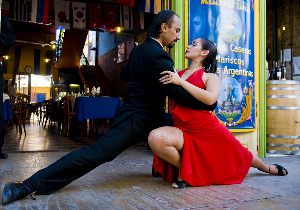 Para tańcząca tango przed kolorową restauracją w Buenos Aires w Argentynie. Wyjazdy firmowe do Argentyny.