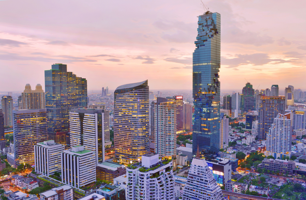 Panorama Bangkoku o zachodzie słońca z charakterystyczną bryłą wieżowca King Power Mahanakhon.