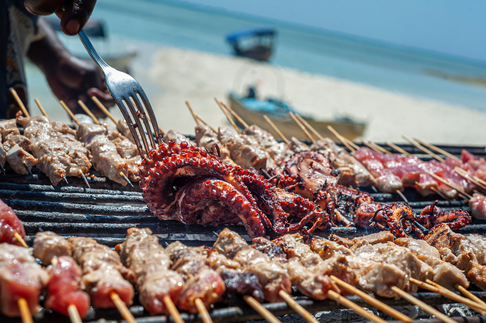 Ryby, owoce morza i szaszłyki przygotowywane na grillu przy plaży Nakupenda na Zanzibarze.