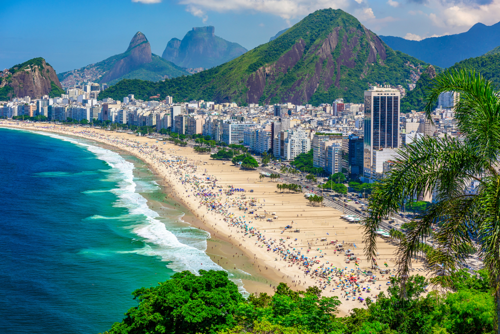 Plaża Copacabana, nadmorska zabudowa i zielone wzgórza Rio de Janeiro.