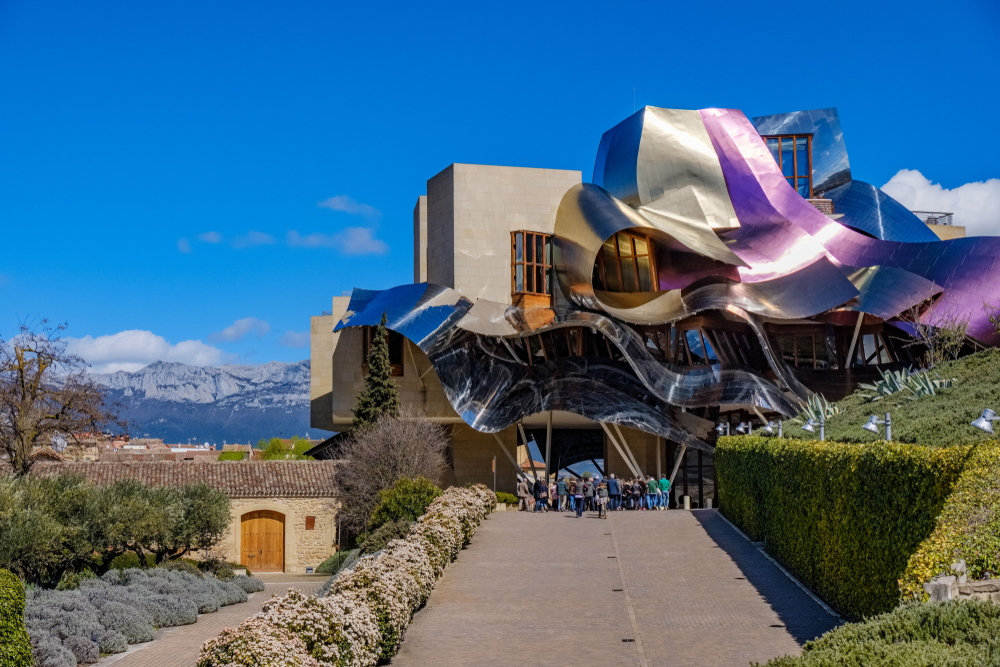 Falujące metalowe dachy hotelu Marqués de Riscal zaprojektowanego przez Franka Gehryego w Elciego, w Rioja Alavesa.