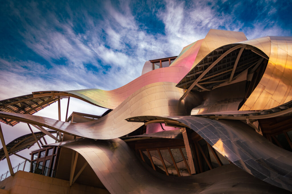 Falujące metalowe dachy hotelu Marqués de Riscal projektu Franka Gehry’ego w Elciego w Hiszpanii.