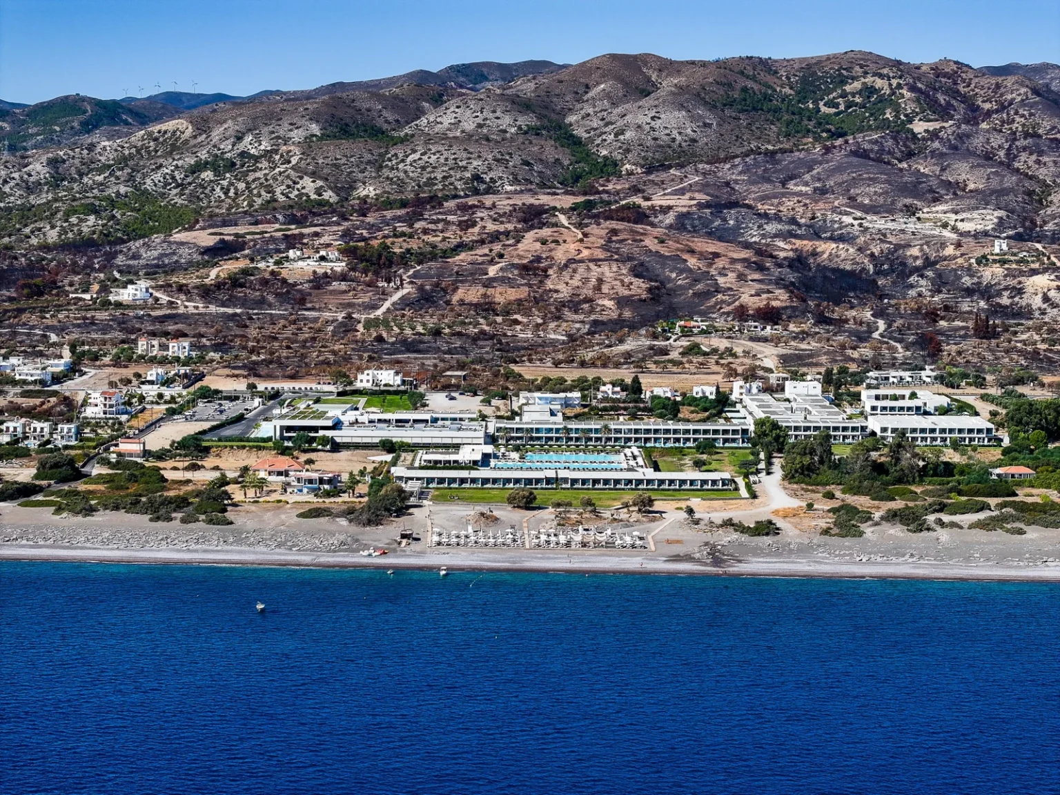 Gennadi Grand Resort na Rodos między górami a plażą, widziany z lotu ptaka.