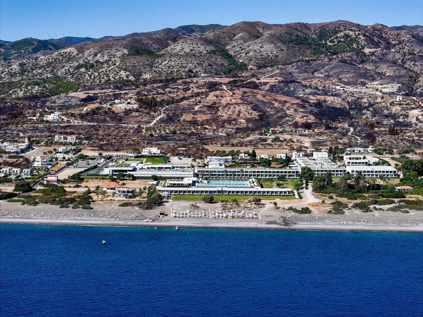 Gennadi Grand Resort na Rodos między górami a plażą, widziany z lotu ptaka