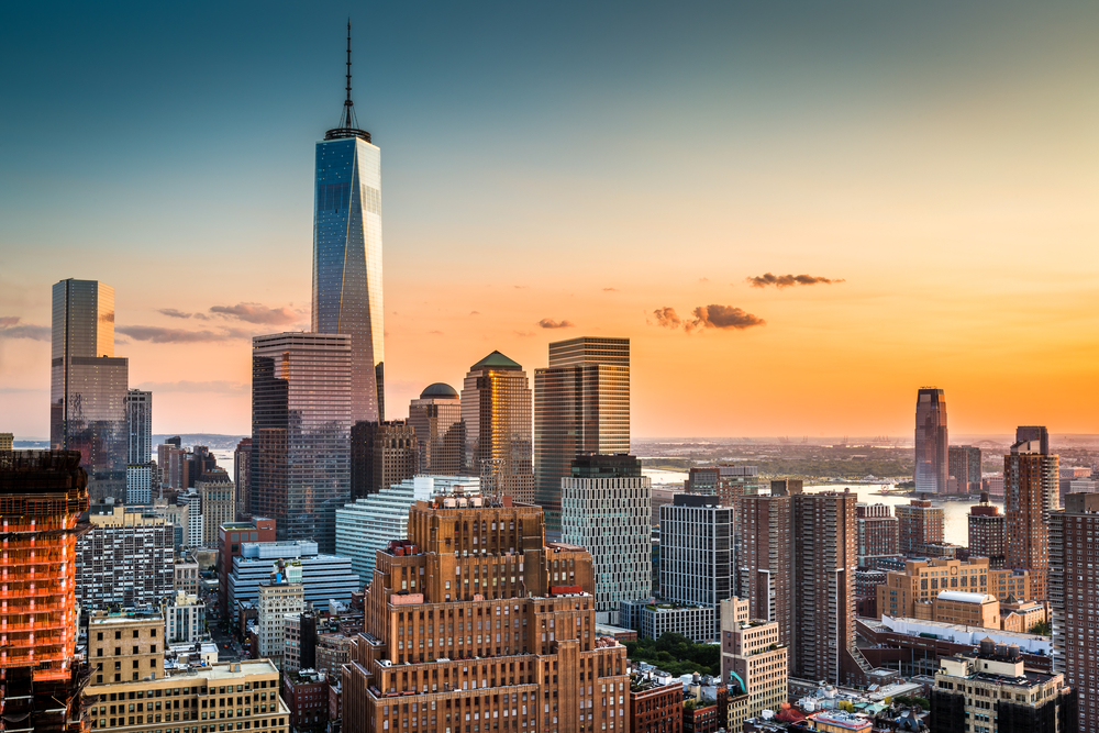 Panorama Dolnego Manhattanu z wieżowcem One World Trade Center w świetle zachodzącego słońca.