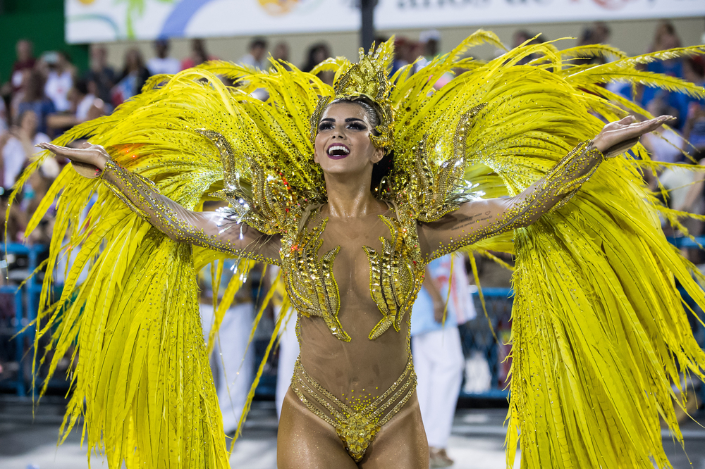 Tancerka w żółtym kostiumie z piórami podczas parady szkoły samby na Sambodromie w Rio de Janeiro.
