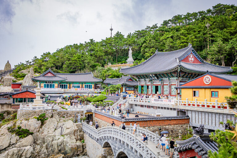 Świątynia Haedong Yonggungsa na skalistym wybrzeżu w Busan.