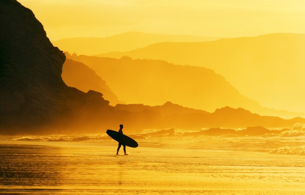 Surfer w Kraju Basków